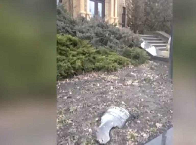 Denuncian que resto de un misil habría caído en la casa del presidente Zelenski