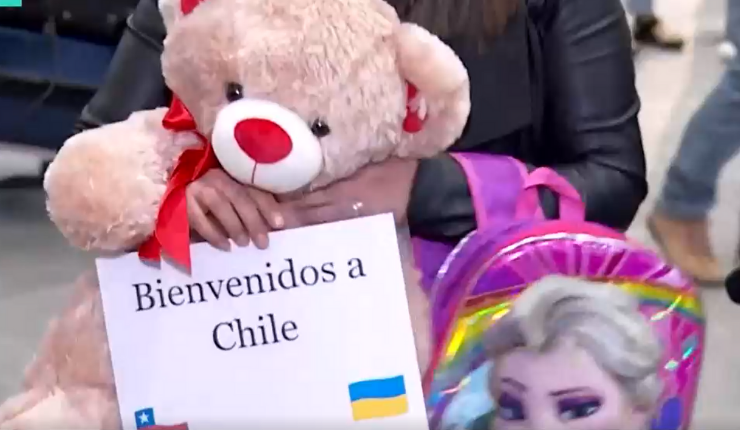 Con regalos y un especial mensaje: Familia espera en el aeropuerto a chileno que escapó de Ucrania