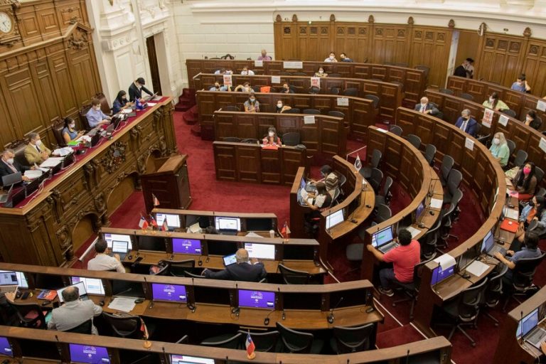 Cadem: 57% cree que debería extenderse plazo de trabajo en la CC y opción Apruebo vuelve a caer