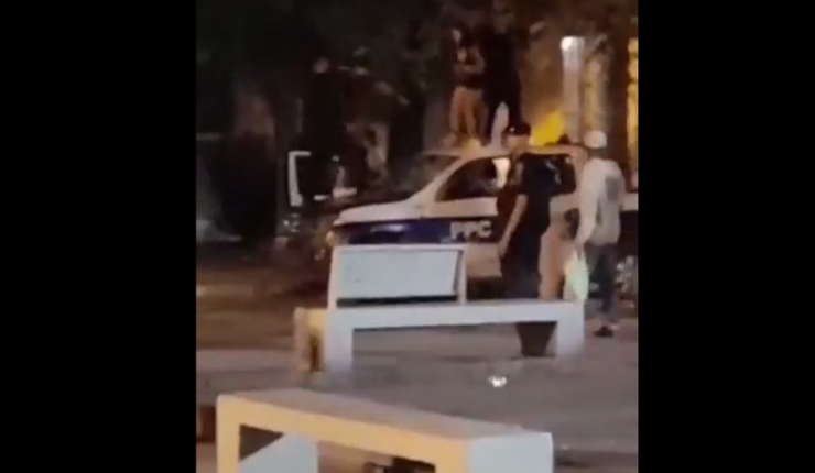 Bailaron y saltaron arriba del techo: Adolescentes destrozaron un auto policial