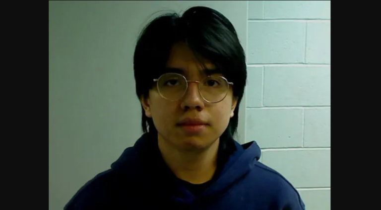 La grababa mientras dormía: Modelo de Only Fans descubrió que un acosador se escondía en su ático