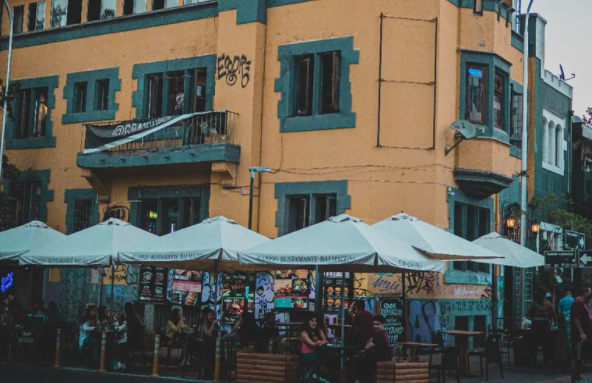 Baño y bebestibles gratis: Bar impulsa iniciativa en 