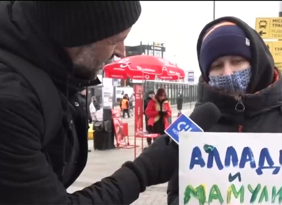 Ucraniana que coopera con refugiados en estación de tren de Lviv: 