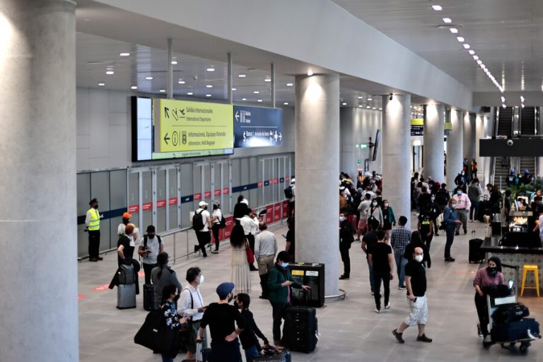 Minsal flexibiliza tomas de PCR en Aeropuerto de Santiago: Serán aleatorias