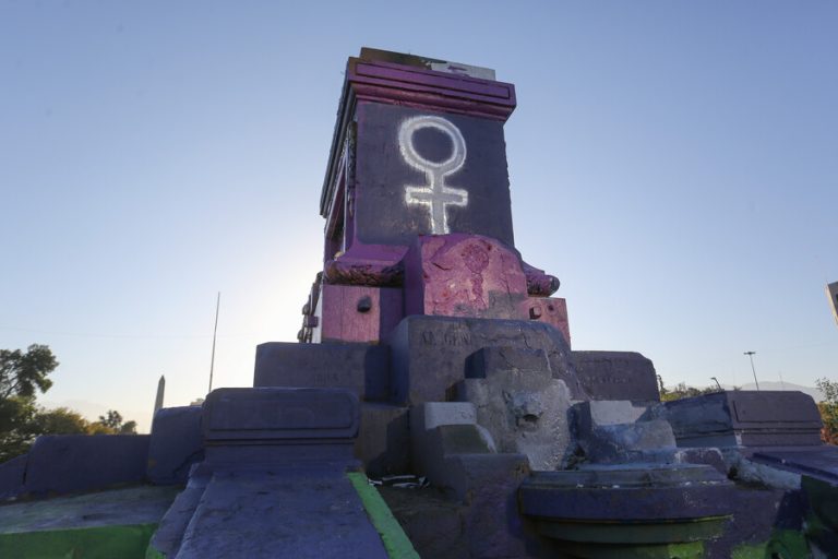 Amaneció pintada morada: Las fotos de la intervención en Plaza Baquedano por la conmemoración del 8M