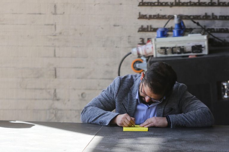 El poema que escribió Boric durante la conmemoración del 8M: “La Batucana es rebeldía, de esa que no se apaga”