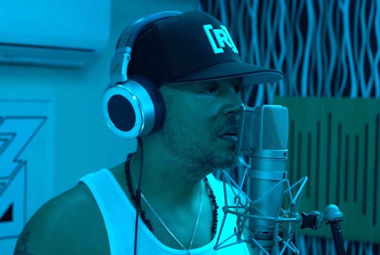 Residente responde críticas de medio feminista a letra de su 