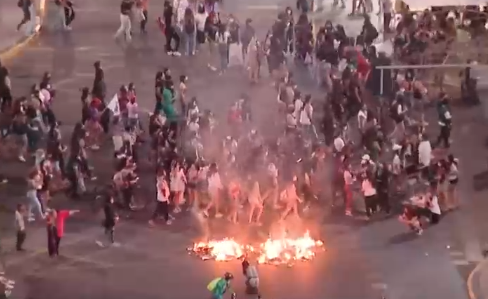 8M: Hombres encapuchados incendiaron barricadas y lanzaron piedras a manifestantes