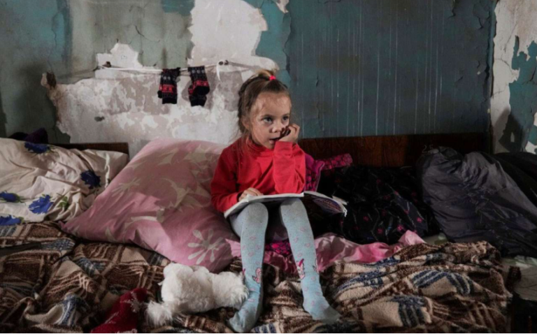 Deshidratada y atrapada en escombros: Niña fue encontrada muerta junto al cadáver de su madre en Ucrania