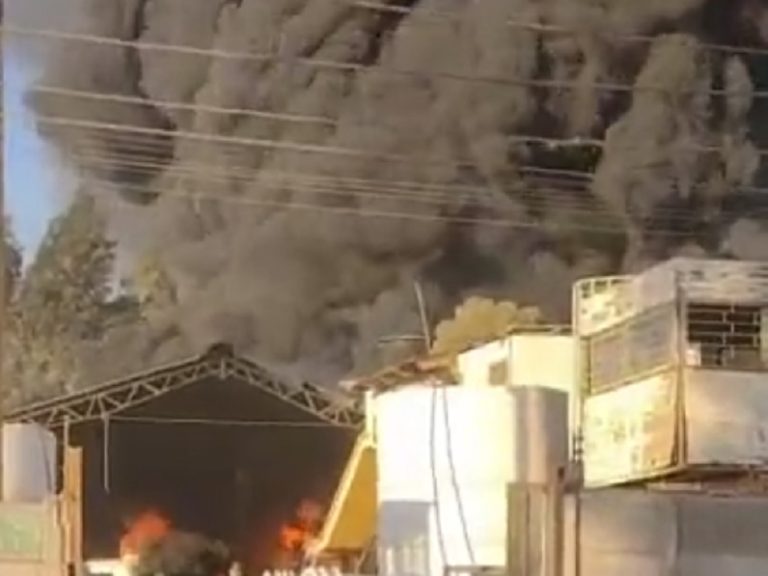 Amenaza con propagarse: Incendio consume fábrica de San Bernardo que trabaja con elementos químicos