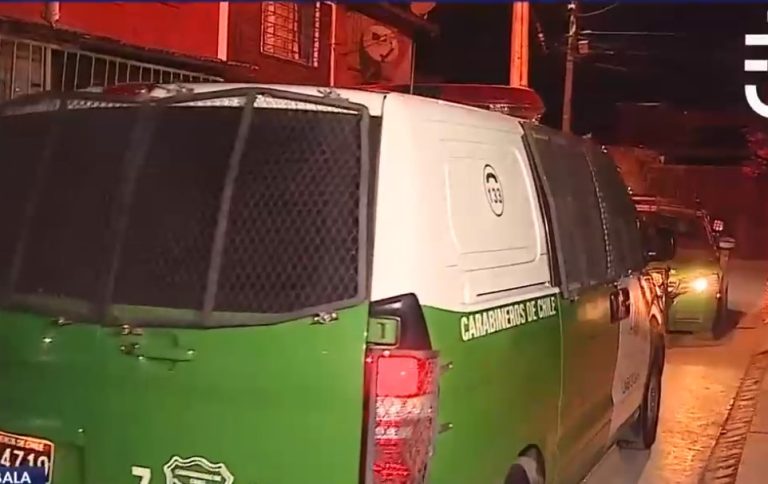 Pareja de adultos mayores fue encontrada muerta en su domicilio en Renca: Tenían heridas de bala