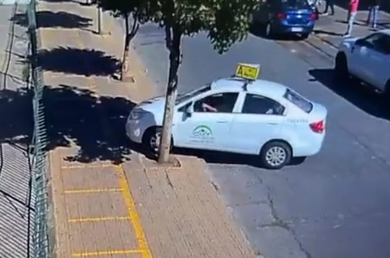 [VIDEO] Un mal día: Daba su prueba de manejo y terminó atropellando a ciclista y chocando con edificio