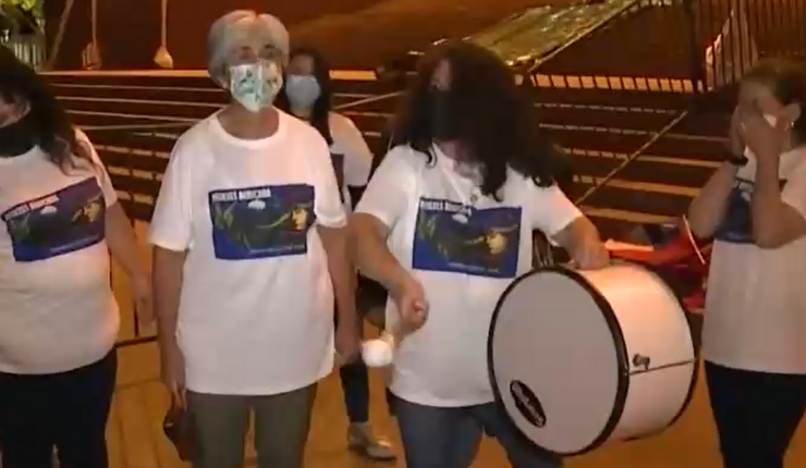 Con bombos y regalos: Grupo de mujeres de La Araucanía llegó al Congreso para saludar a Gabriel Boric