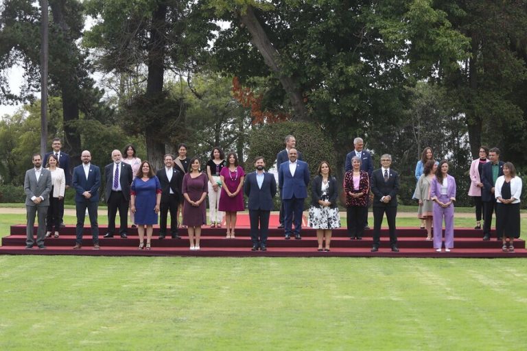 Con y sin mascarilla: Así fue la primera fotografía oficial de  Gabriel Boric junto a su gabinete