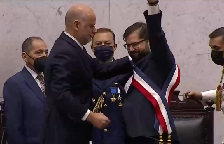 Entre aplausos y con el puño en alto: El momento exacto en que Gabriel Boric recibe la banda presidencial