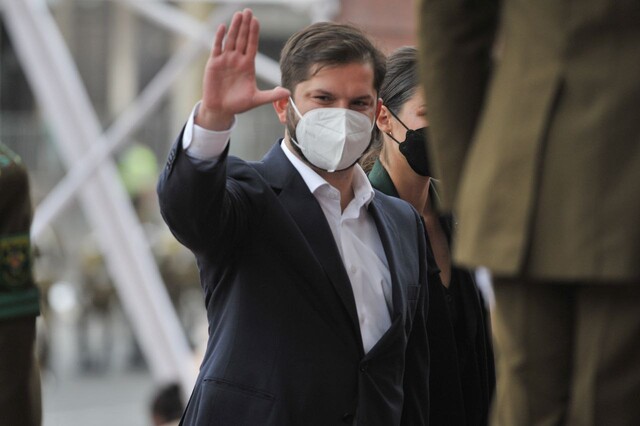 Fiel a su estilo: Gabriel Boric fue sin corbata a la ceremonia de cambio de mando