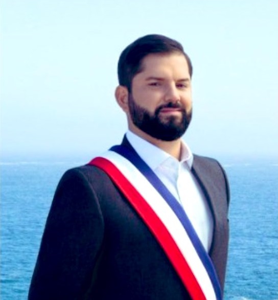 Peinado hacia el lado y con el mar de fondo: Así luce el presidente Gabriel Boric en la foto oficial