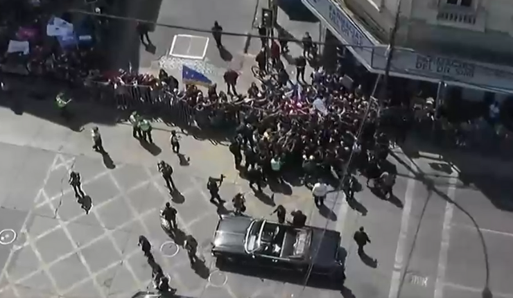 Presidente Boric rompió protocolos y se bajó del Ford Galaxie: Fue a saludar a adherentes