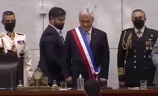 Al ritmo de Michael Jackson: Viralizan “paso prohibido” de Boric en pleno cambio de mando