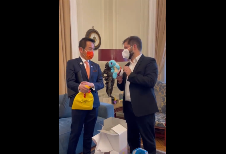 Ministro japonés responde con canción de Pokémon tras regalar Squirtle al presidente Gabriel Boric