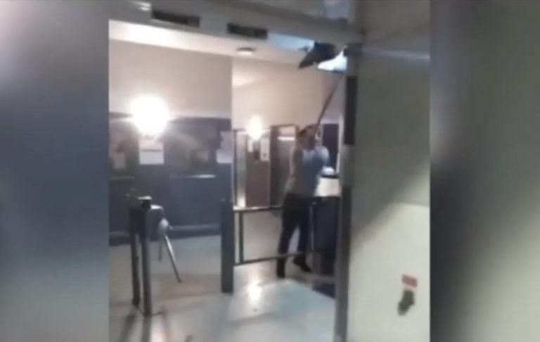 Hombre destruyó conserjería de edificio en Estación Central: Lo acusan de xenofobia