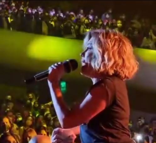 ¡Qué bochorno!: Cantante mexicana se lanzó al público en pleno concierto y nadie la agarró