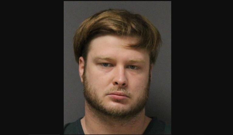 Padre es acusado de asesinar a su hijo de 6 años: Lo obligó a correr en una trotadora y se cayó reiteradas veces