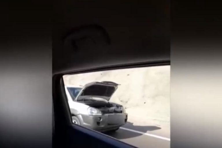 Graban a conductora que transitaba con el capó abierto en plena carretera de Iquique