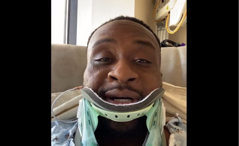 Luchador de la WWE sufre escalofriante lesión en el cuello en pleno combate: Tuvo que ser retirado en camilla