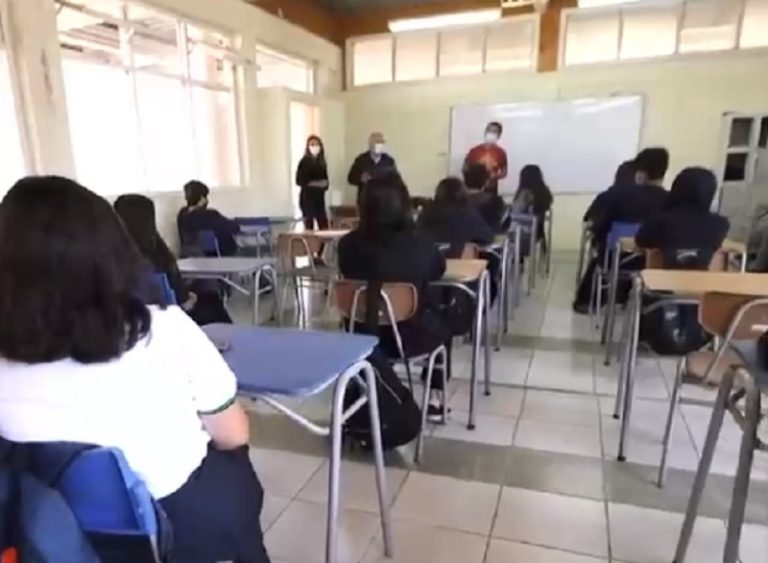 Post pandemia: El drama de escolares sin colegios en comunas del litoral central