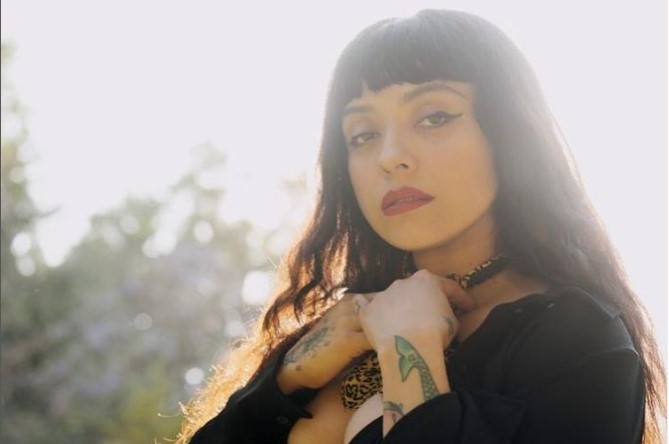 Mon Laferte compartió la canción que sonaba en el parto cuando nació su hijo
