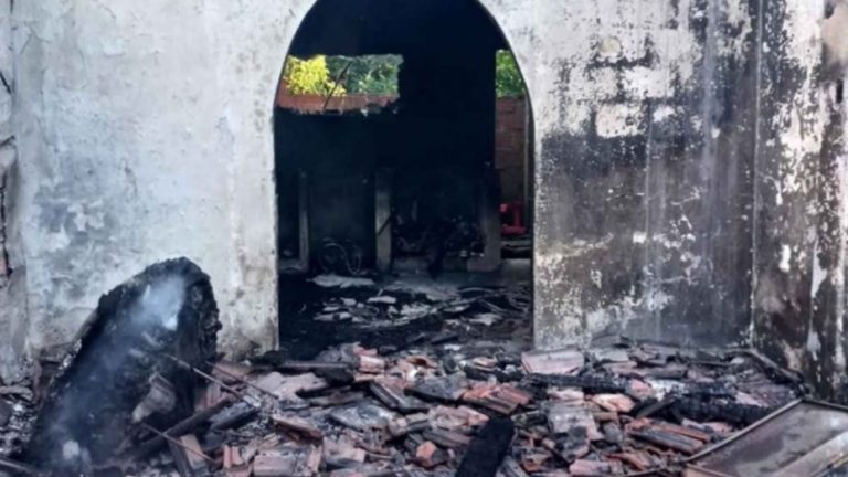 Hombre decidió vengarse de vecino que lo amenazó de muerte y rompió un parabrisas: Le quemó la casa