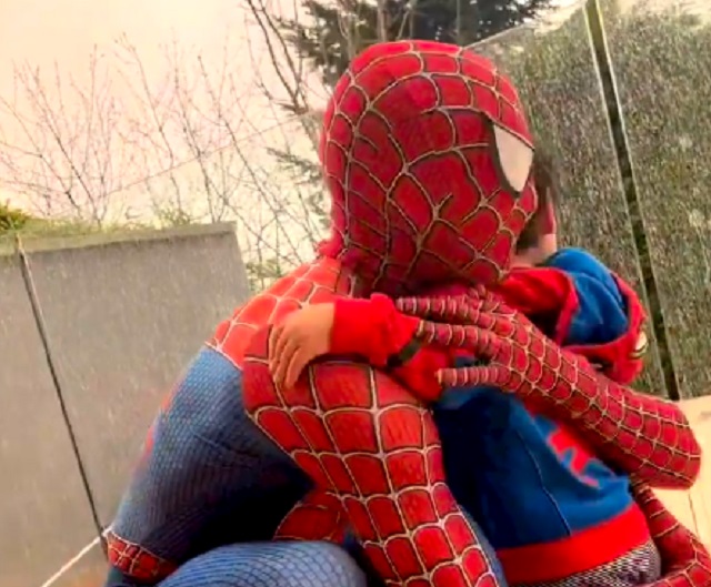 Al mejor estilo de Tom Holland: Futbolista brasileño le cumple el sueño a su hijo de conocer a Spider-Man