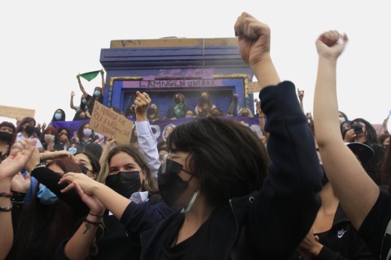 Estudiantes secundarias marcharon para pedir justicia tras acusaciones de acoso y abuso sexual