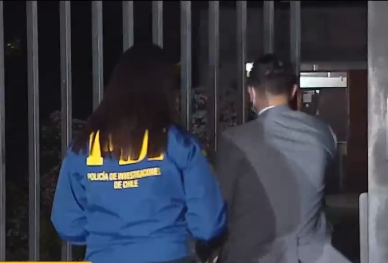 Sujetos escalaron edificio y maniataron a las víctimas: Roban a familia de ex comandante en jefe de la Fach