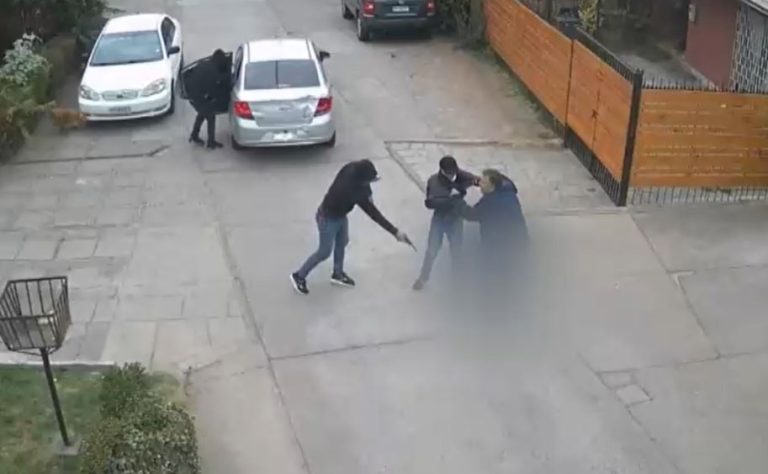 Hombre fue baleado y asaltado fuera de su casa en La Florida: Cámaras captaron el momento exacto del ataque