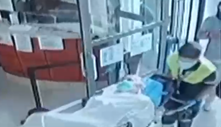 Acusan negligencia: Paciente de 89 años cae de camilla tras ser dado de alta