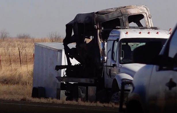 Niño de 13 años conducía camión y chocó contra una camioneta: Él, su padre y 7 personas murieron