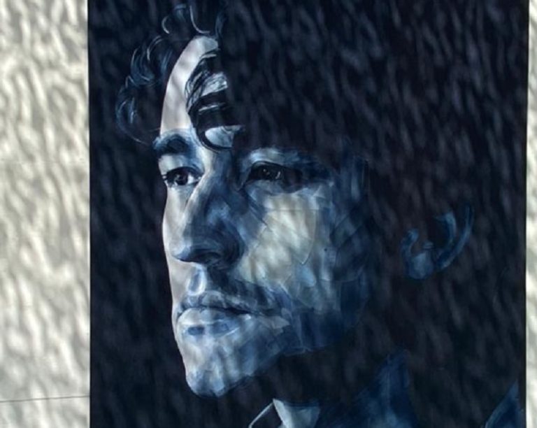 Cuadros gigantes: Artista británico homenajeó a tres músicos chilenos en Lollapalooza