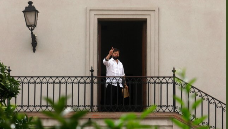 Tras críticas de diputado republicano: Presidente Boric revela qué libro estaba leyendo en comentada foto