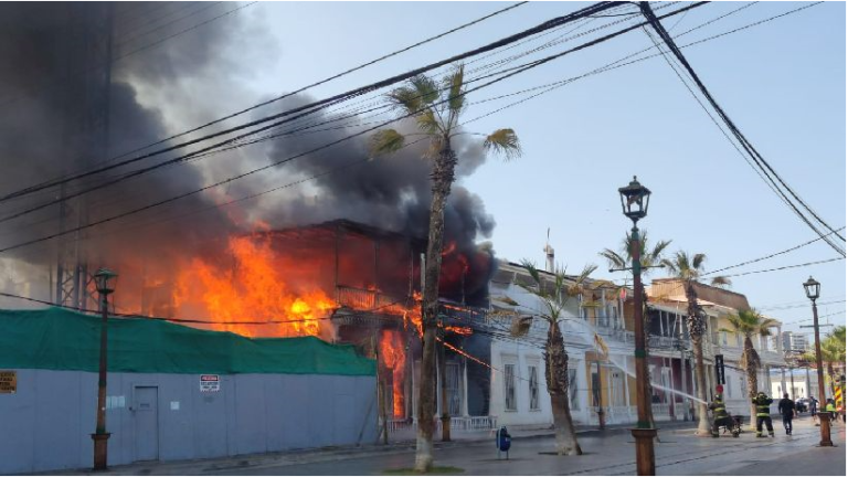 Incendio destruyó frontis de casa colonial en pleno centro de Iquique
