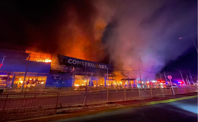 Gigantesco incendio consumió ocho viviendas y locales comerciales en Curicó
