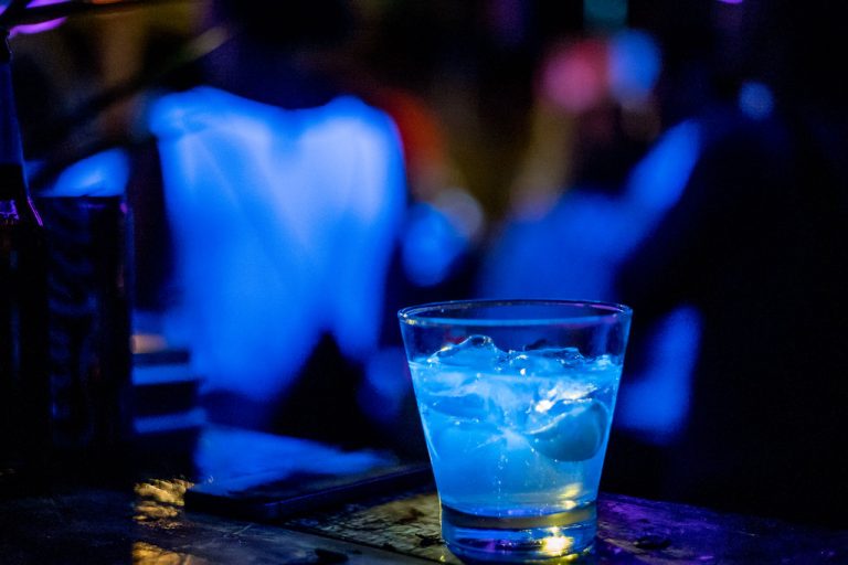 Perdió el conocimiento: Joven denunció que fue drogado y violado por hombre durante una cita