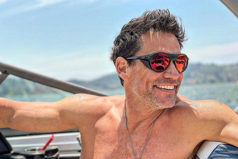 ¿Auto o reloj? La tesis que vincula a banda de 