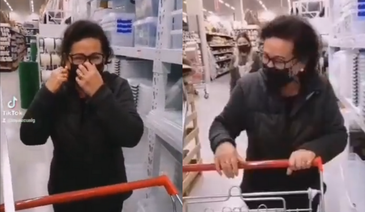 Mujer quiere ceder el paso a otra persona, pero era su propio reflejo: Esta es su viralizada reacción