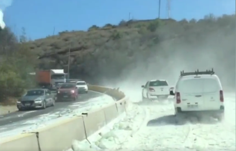 Insólito derrame: Leche en polvo cayó desde camión en Ruta Las Palmas y cubrió autopista