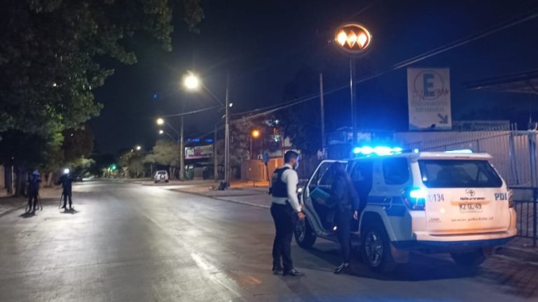 Encerrona en Recoleta: Delincuentes roban auto y amenazan con armas de fuego a hombre que esperaba a su hijo