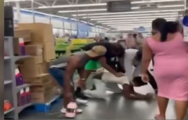 Le intentó arrancar la ropa: Clientes impidieron que hombre violara a una mujer en supermercado