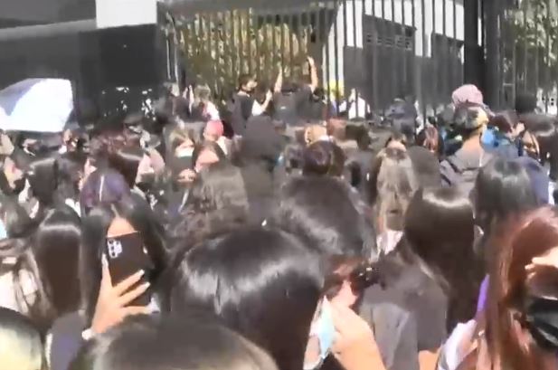 Grupo de secundarias protestan fuera del Instituto Nacional por denuncias de acoso