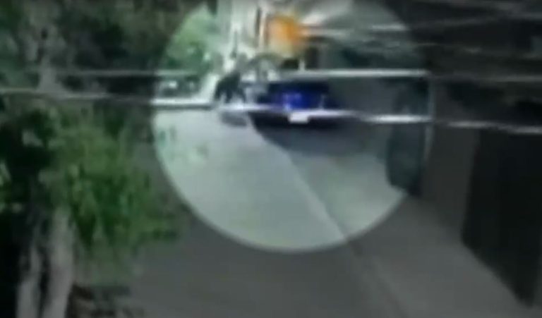 Lo lincharon por error: Video capta el momento en que joven entró a la casa donde murió